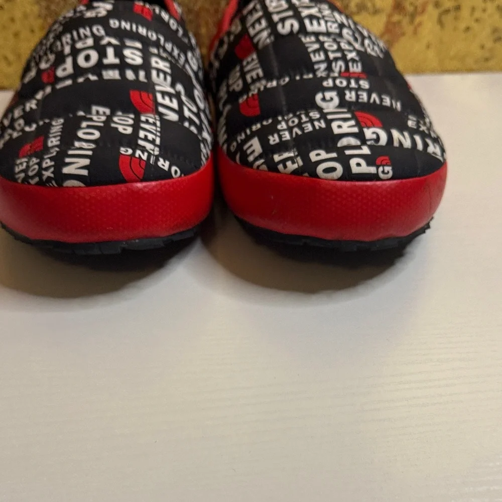 The North Face Men’s ThermoBall Traction Mule V Slip-ons black toss print